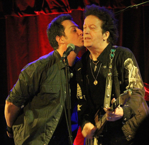 Johnny Pisano kisses Willie Nile
