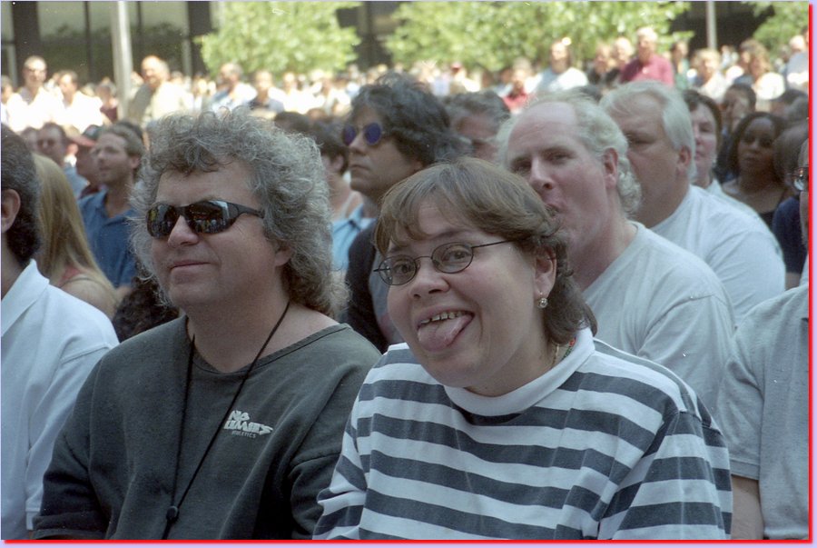 2001-07-31DAVE_DAVIES03FANS.jpg